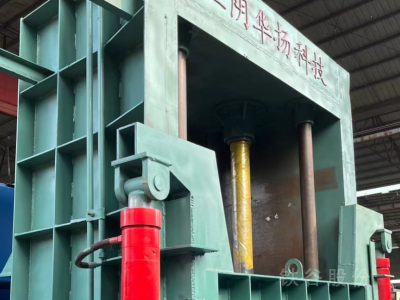 江阴产250吨立式打包机，包块1.1?1.6米图5